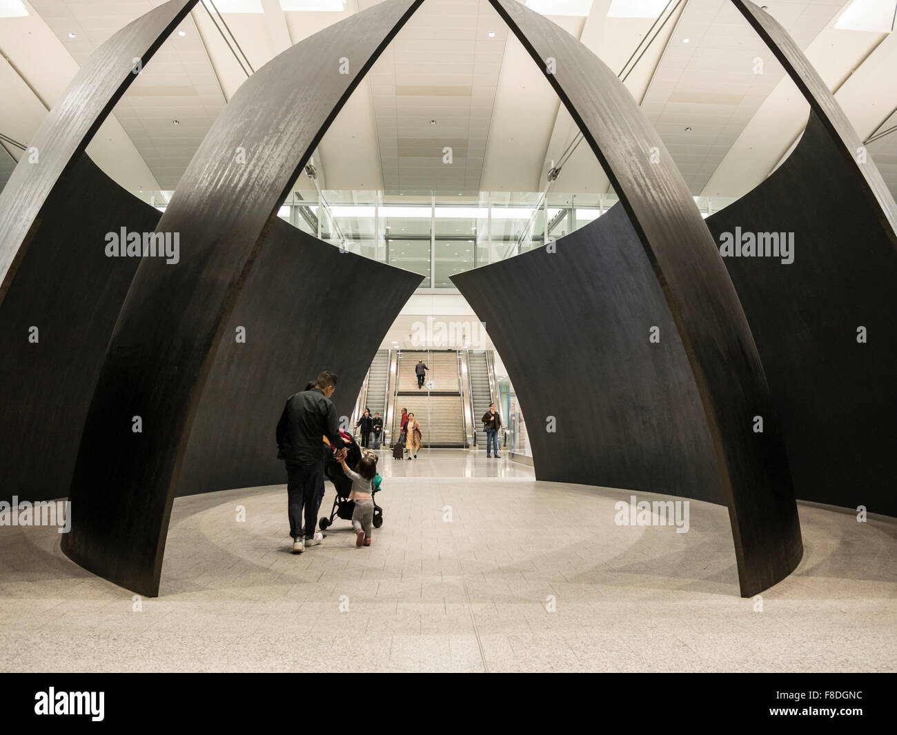 Richard Serra scultura all'Aeroporto Internazionale Pearson, terminale 1, Toronto Canada Foto Stock