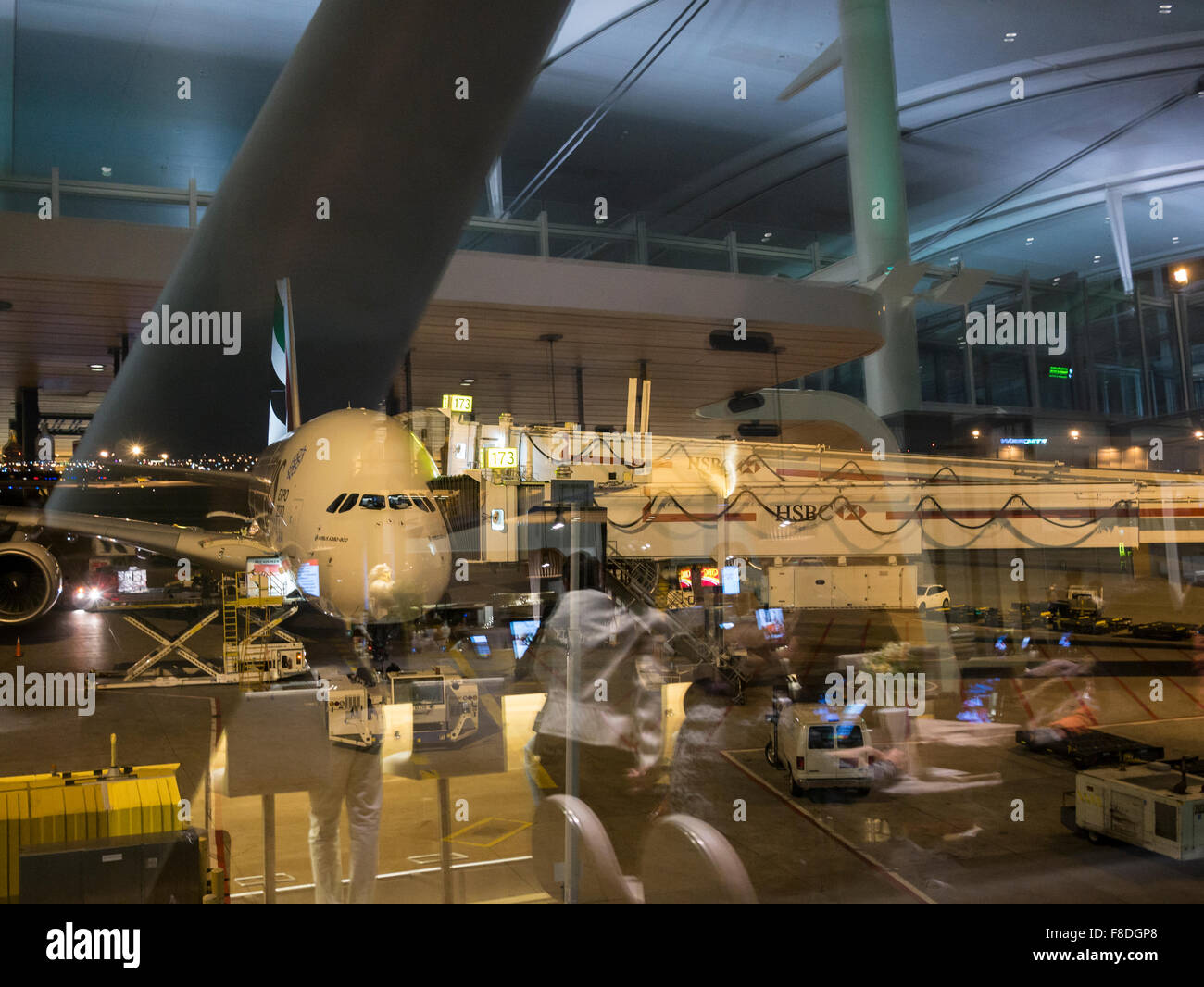 Emirates Air Bus A380 in Toronto International Airport Terminal 1 visto attraverso una miriade di riflessioni del terminal di partenza. Foto Stock