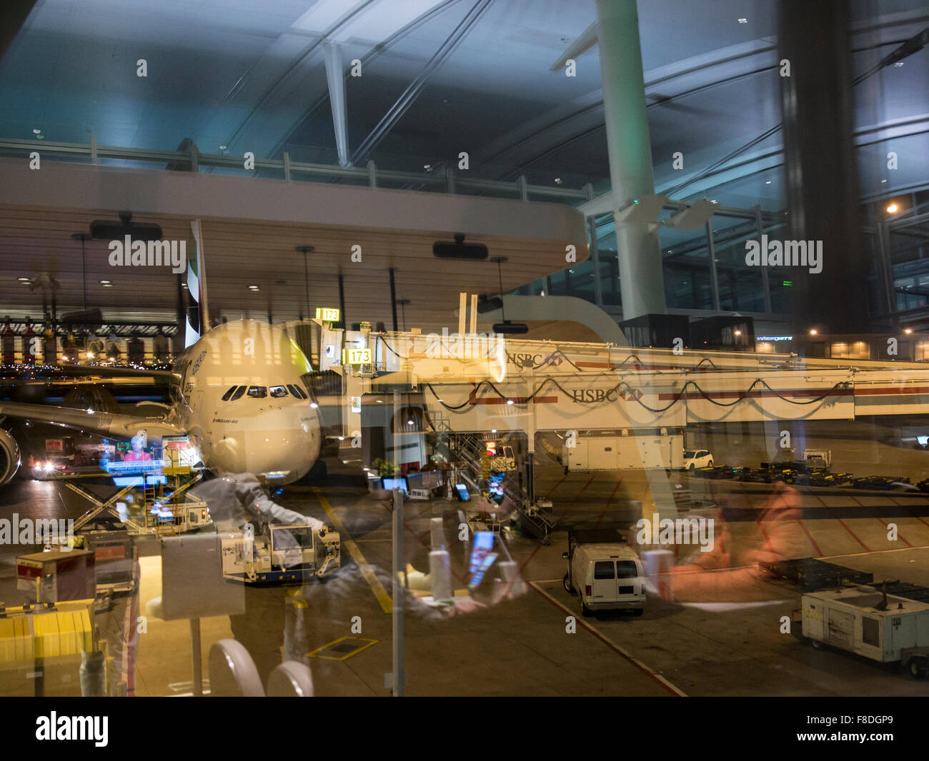 Emirates Air Bus A380 in Toronto International Airport Terminal 1 visto attraverso una miriade di riflessioni del terminal di partenza. Foto Stock