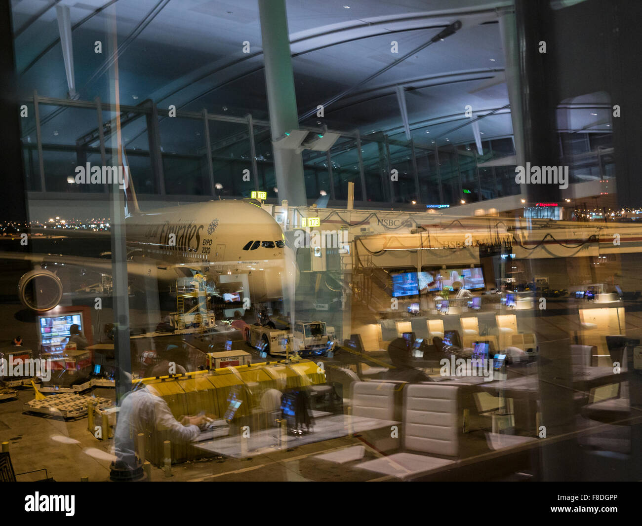 Emirates Air Bus A380 in Toronto International Airport Terminal 1 visto attraverso una miriade di riflessioni del terminal di partenza. Foto Stock