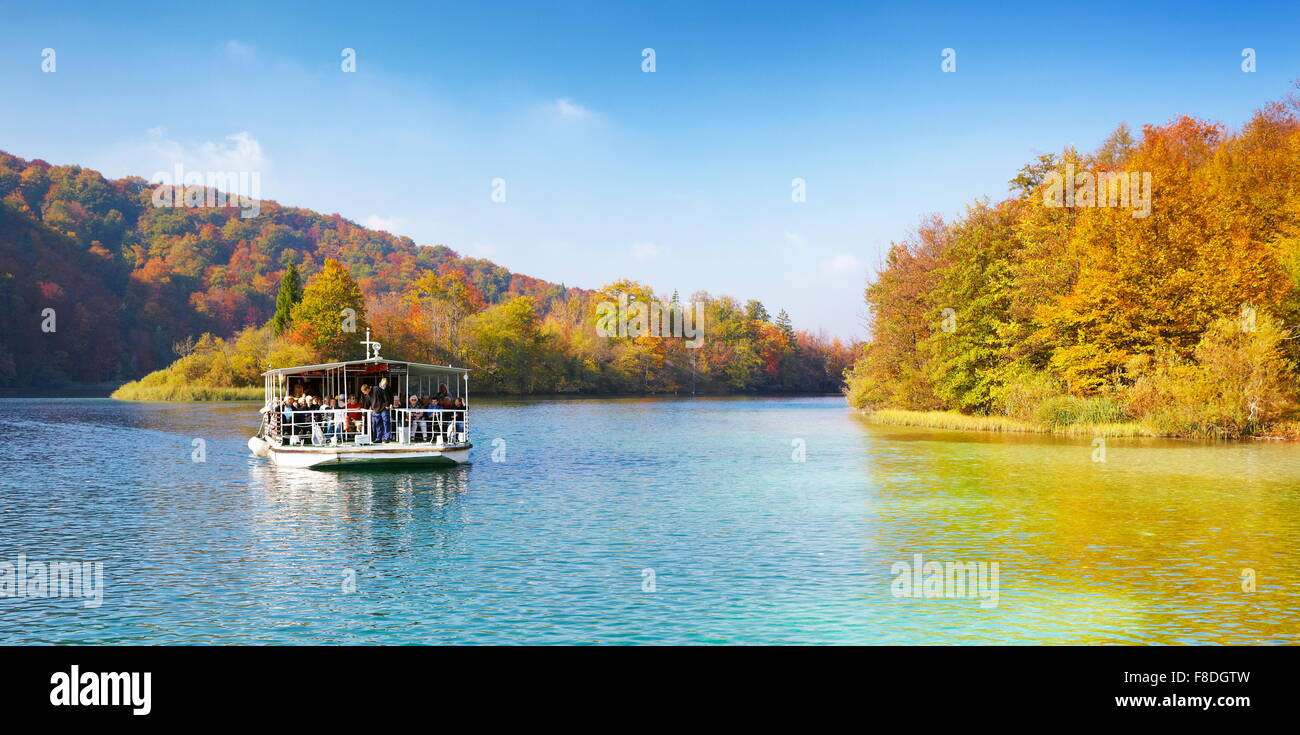 Traghetto nel Parco Nazionale dei Laghi di Plitvice in autunno, Croazia Foto Stock