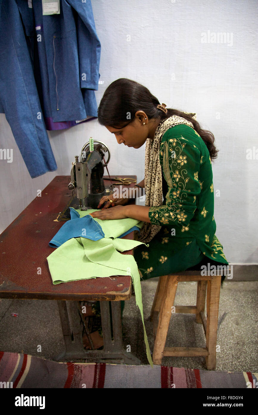 Donna cucitura di diversi pezzi di vestiti in Agra per Pushpanjali Foto Stock