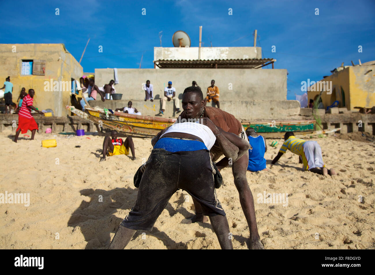 Gruppo di lottatori formazione sulla spiaggia in Senegal Foto Stock