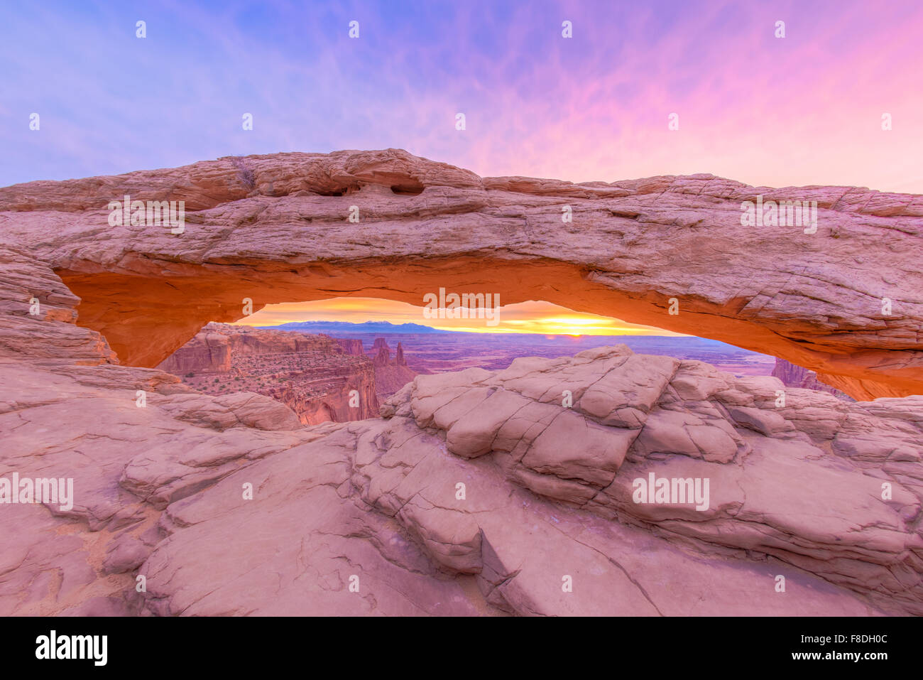 Mesa Arch all'alba, e il Parco Nazionale di Canyonlands, Utah Island in the Sky District Foto Stock