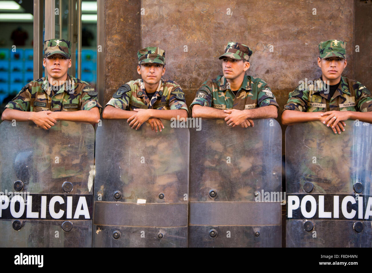 Equipaggio di polizia al lavoro a Lima in Perù Foto Stock