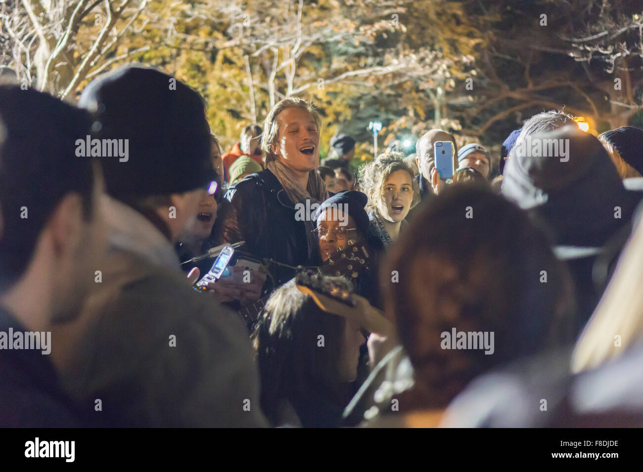 New York, New York, Stati Uniti d'America. 08 Dic, 2015. Centinaia di appassionati del tardo Beatle John Lennon si riuniscono in Strawberry Fields sezione di Central Park Martedì 8 dicembre 2015 per informarla del trentacinquesimo anniversario di Lennon la morte. Lennon è stato girato al di fuori di casa sua nel Dakota Apartments by impazzito pistolero David Chapman. Le ventole incluse persone che ricordare dove sono state quella notte e molti giovani che non sono abbastanza vecchio per ricordare Lennon, una duratura tributo alla sua musica. Credito: Richard Levine/Alamy Live News Foto Stock