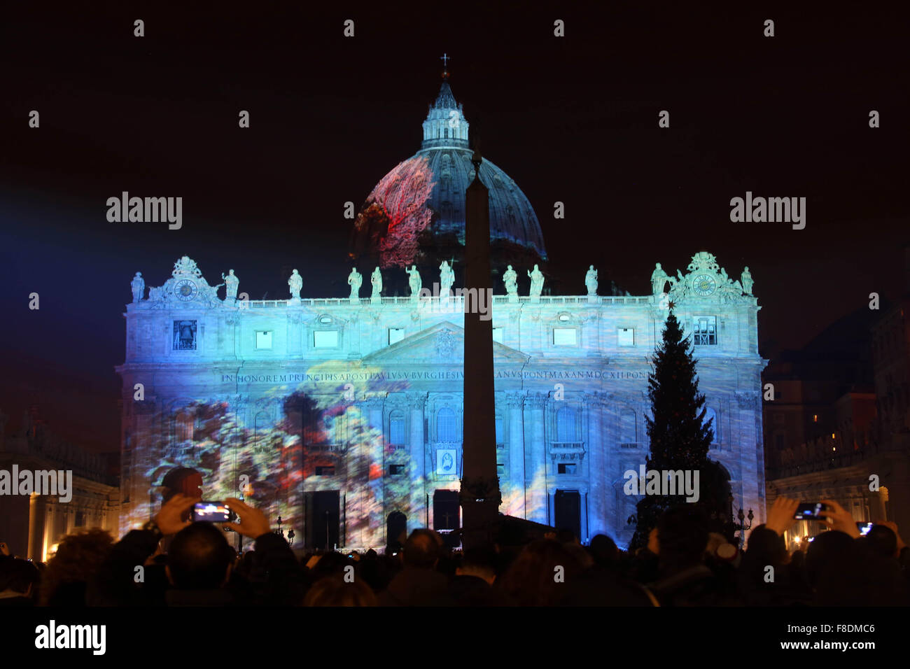 Vaticano. Il 9 dicembre, 2015. Città del Vaticano: la nuova illuminazione della basilica di San Pietro in onore di tutta la vita sul pianeta terra. (Foto: Marco Iacobucci/Alamy live news) Foto Stock