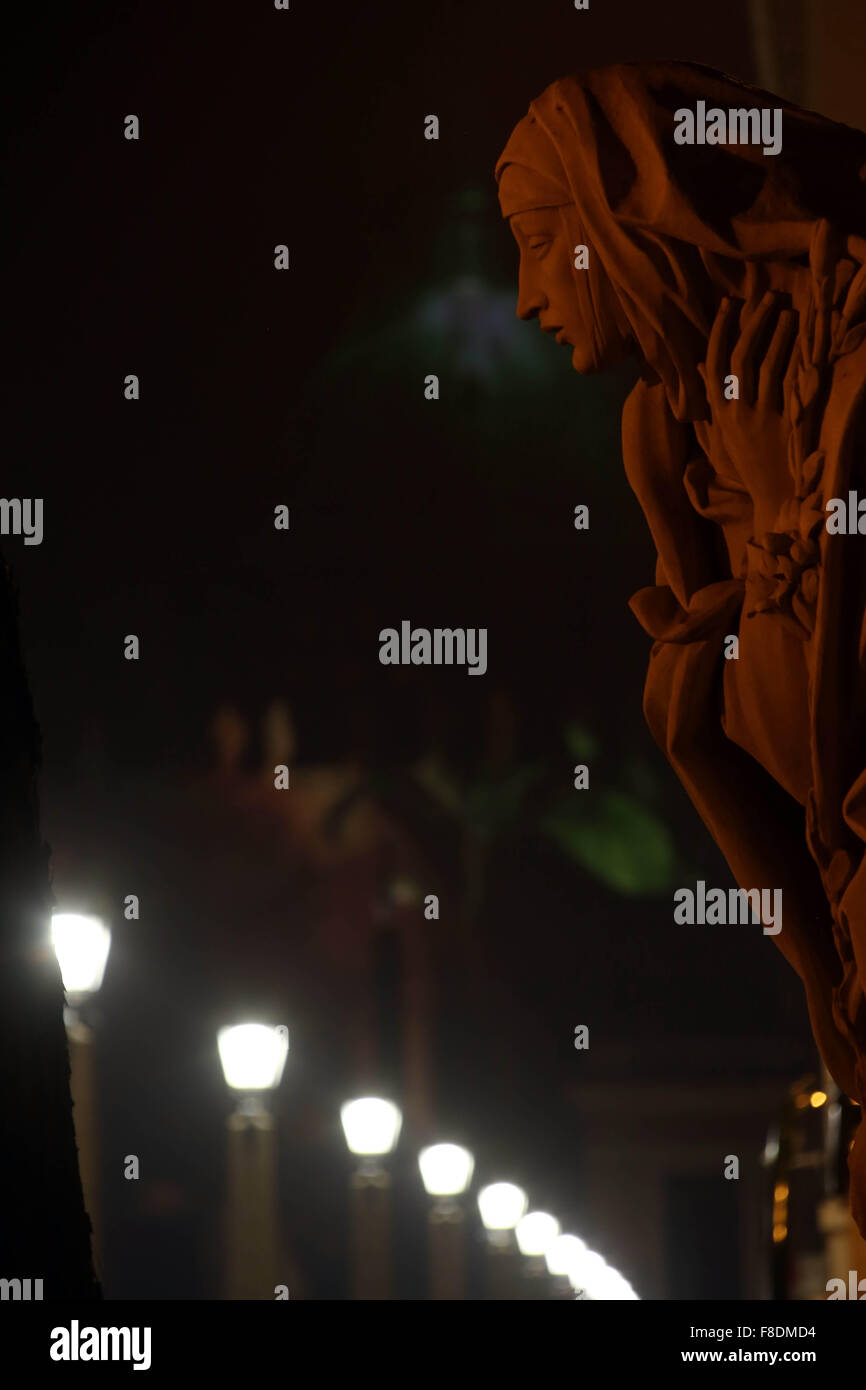 Vaticano. Il 9 dicembre, 2015. Città del Vaticano: la nuova illuminazione della basilica di San Pietro in onore di tutta la vita sul pianeta terra. (Foto: Marco Iacobucci/Alamy live news) Foto Stock