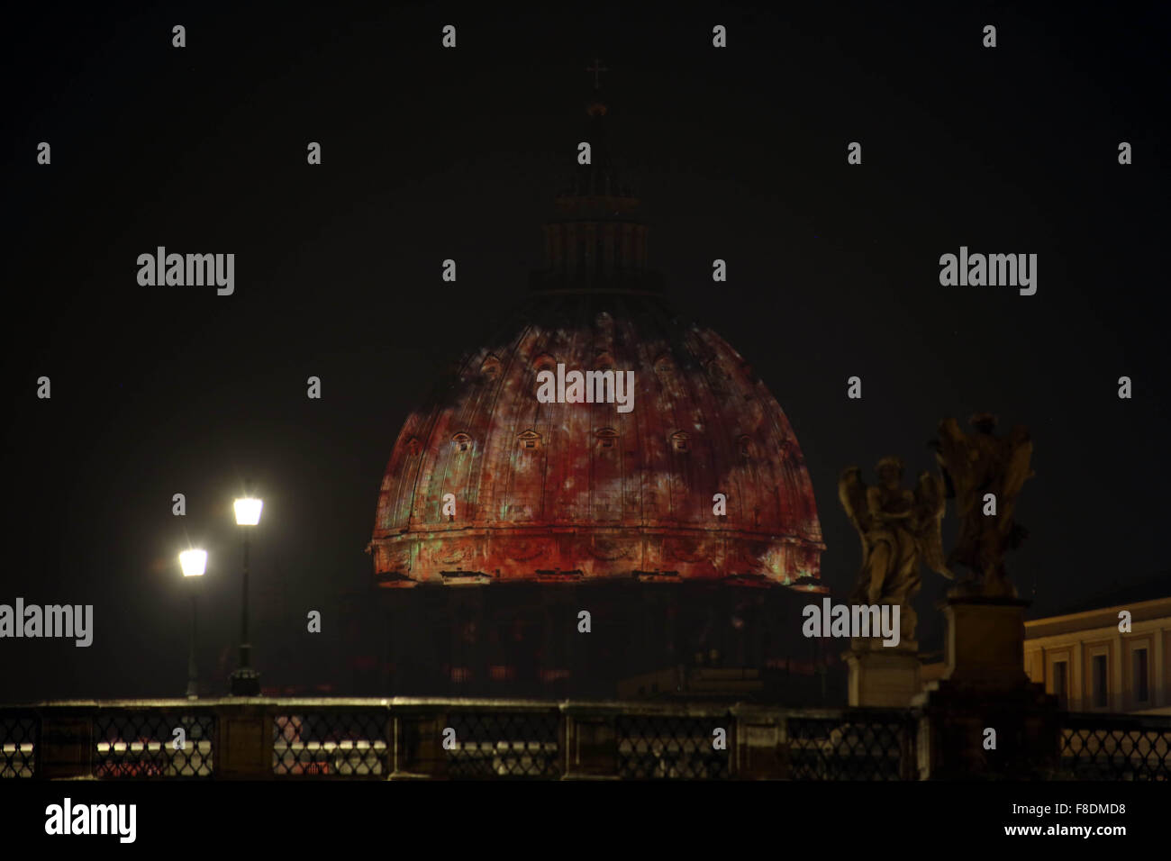 Vaticano. Il 9 dicembre, 2015. Città del Vaticano: la nuova illuminazione della basilica di San Pietro in onore di tutta la vita sul pianeta terra. (Foto: Marco Iacobucci/Alamy live news) Foto Stock