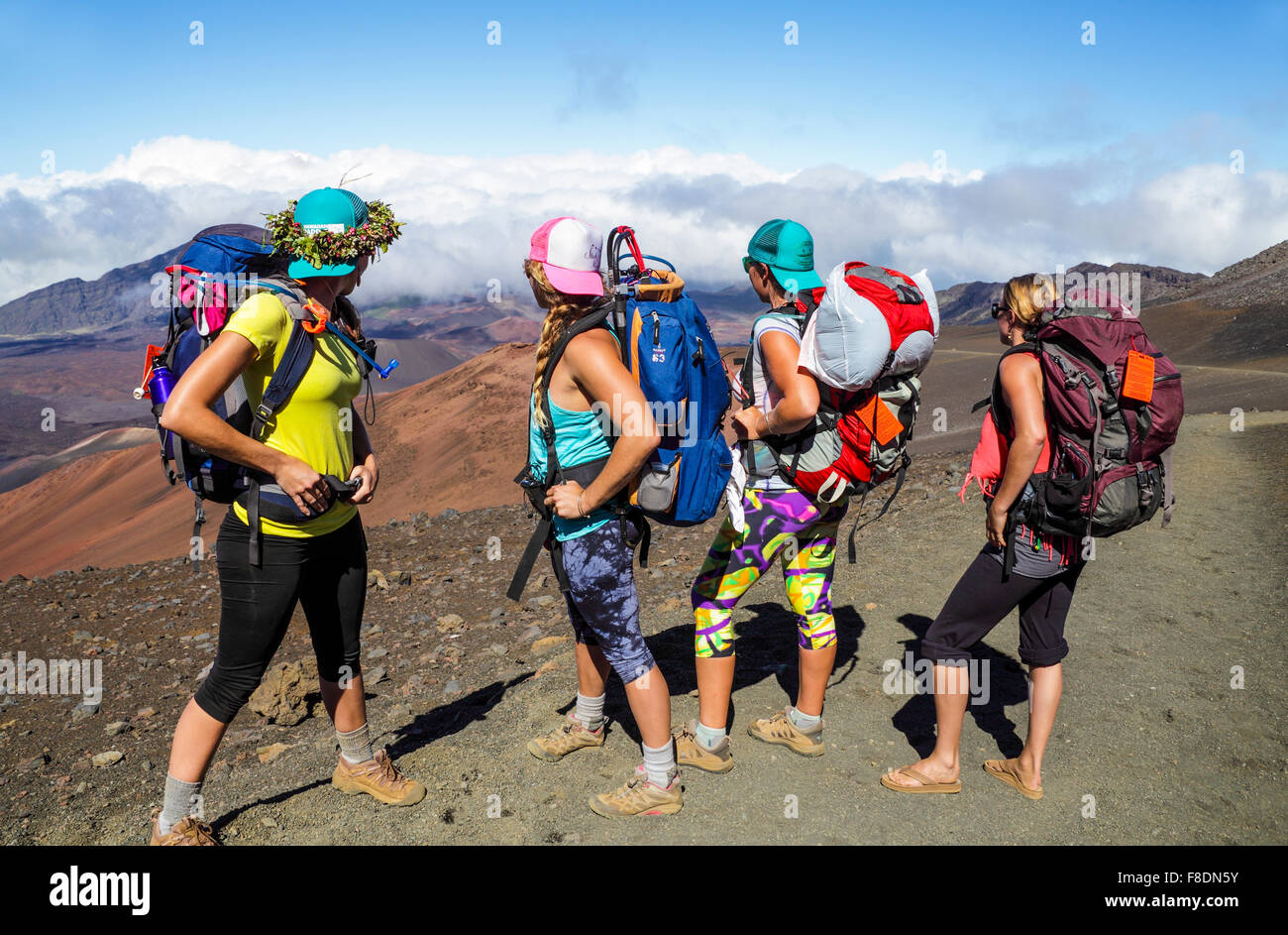 Backpackers sullo scorrimento Sands Trail a Haleakala National Park Foto Stock