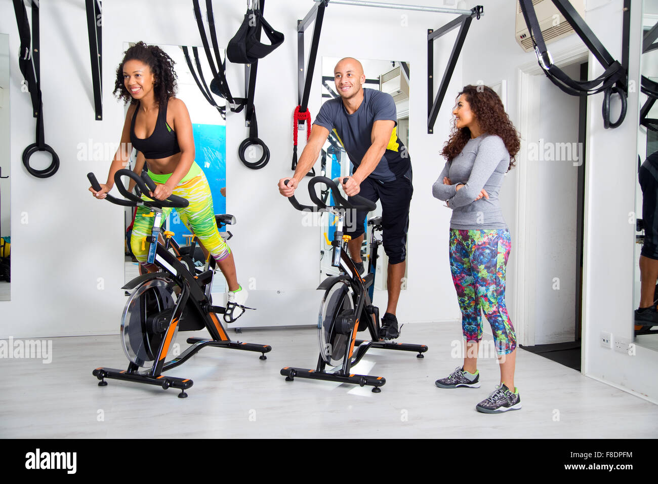 Esercizio di gruppo su biciclette in uno studio fitness Foto Stock