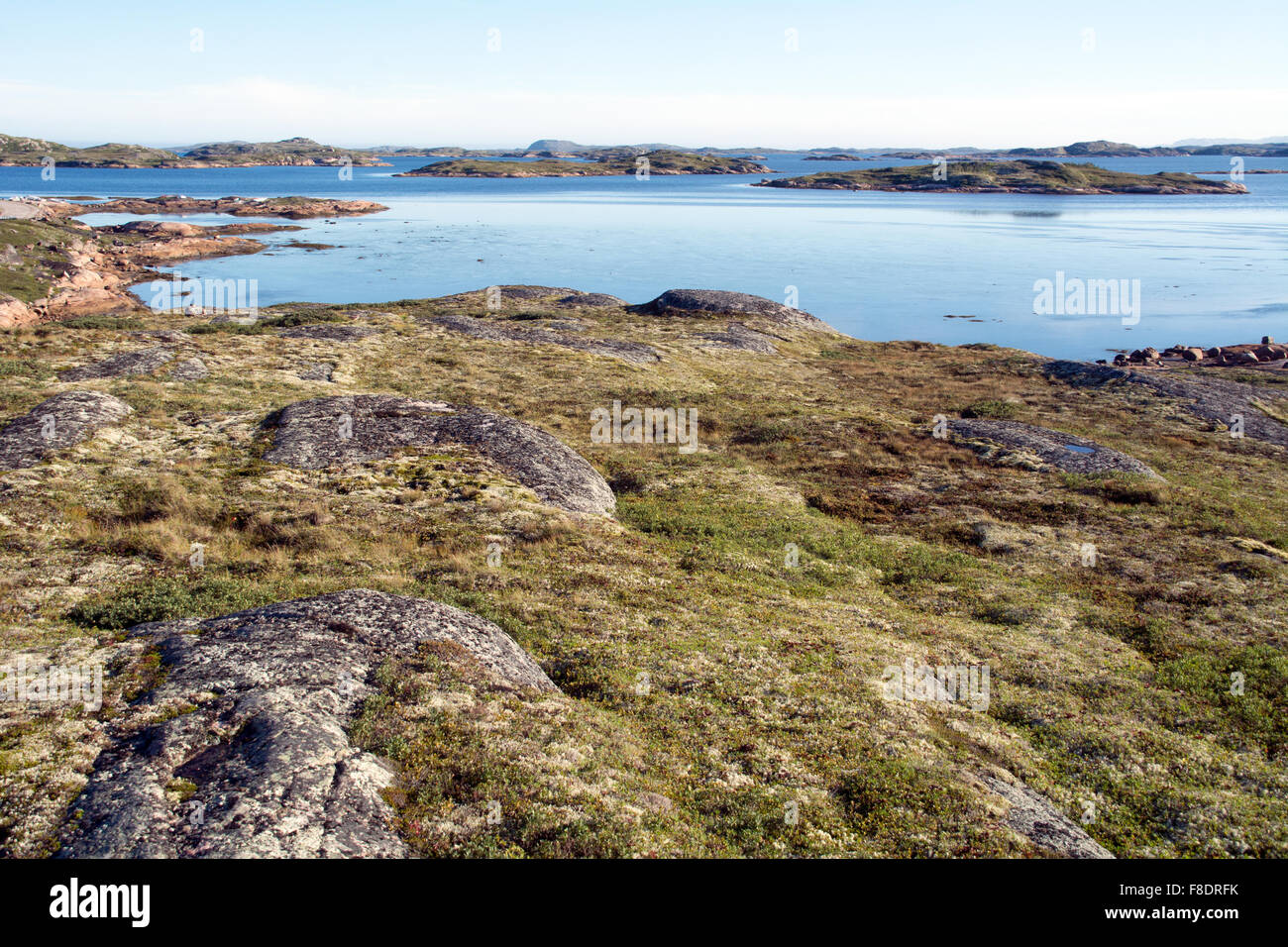 Un roccioso, mossy arcipelago atlantico lungo il Golfo di San Lorenzo, Quebec, Canada. Foto Stock