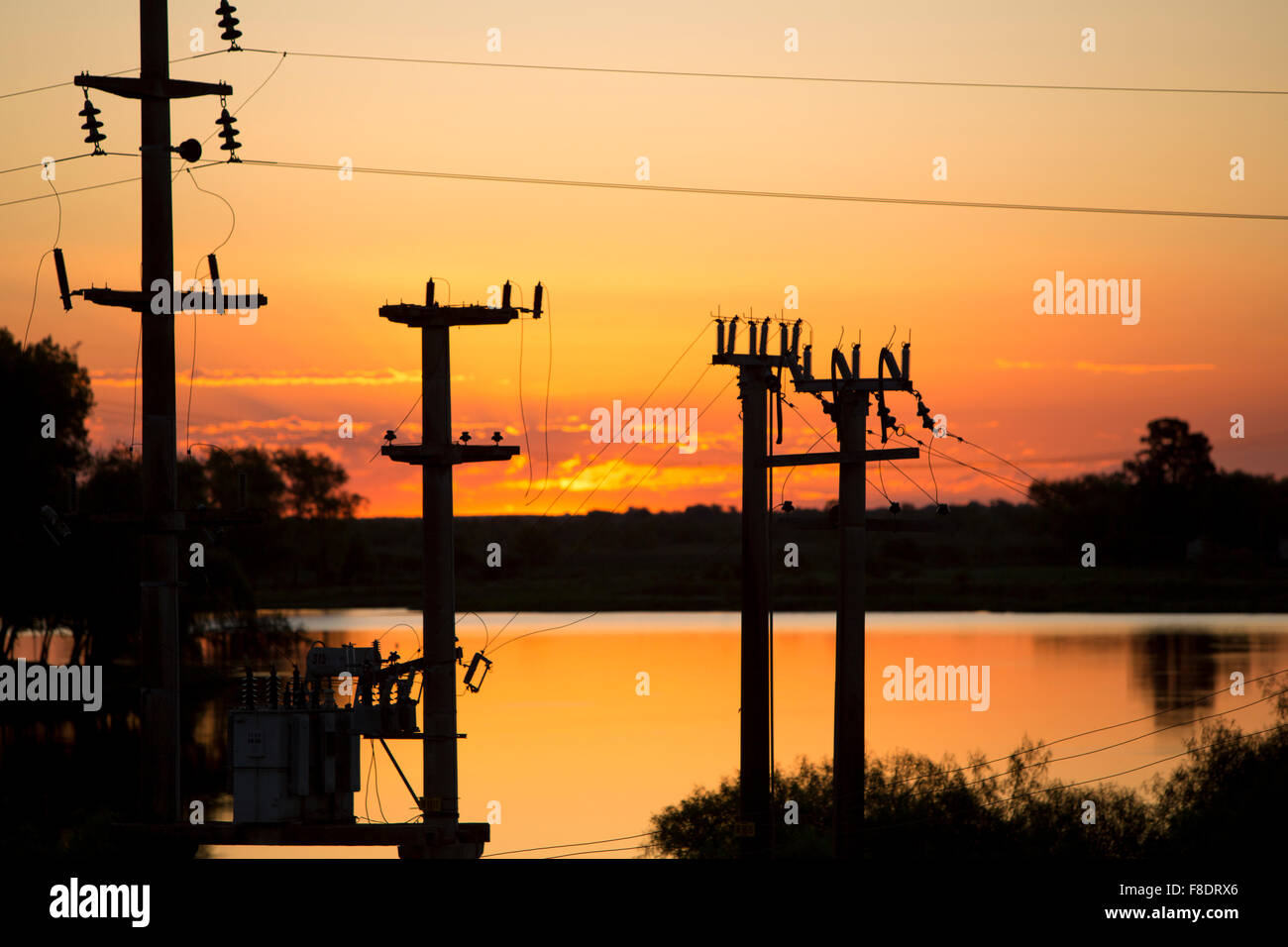 Tramonto sul Rio de la Plata con fili elettrici, Argentina Foto Stock