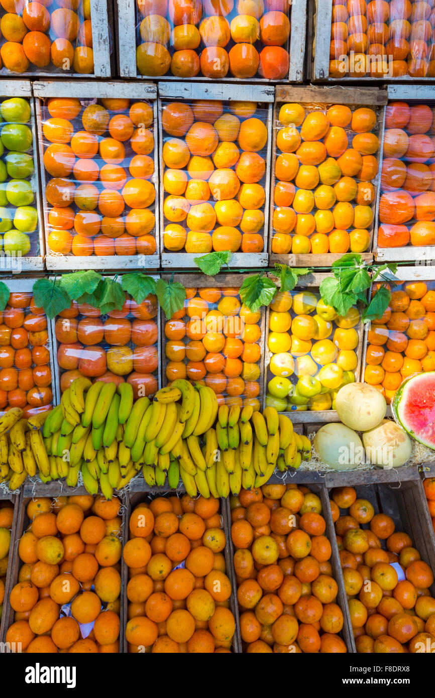Frutta fresca in vendita nel mercato della frutta Foto Stock