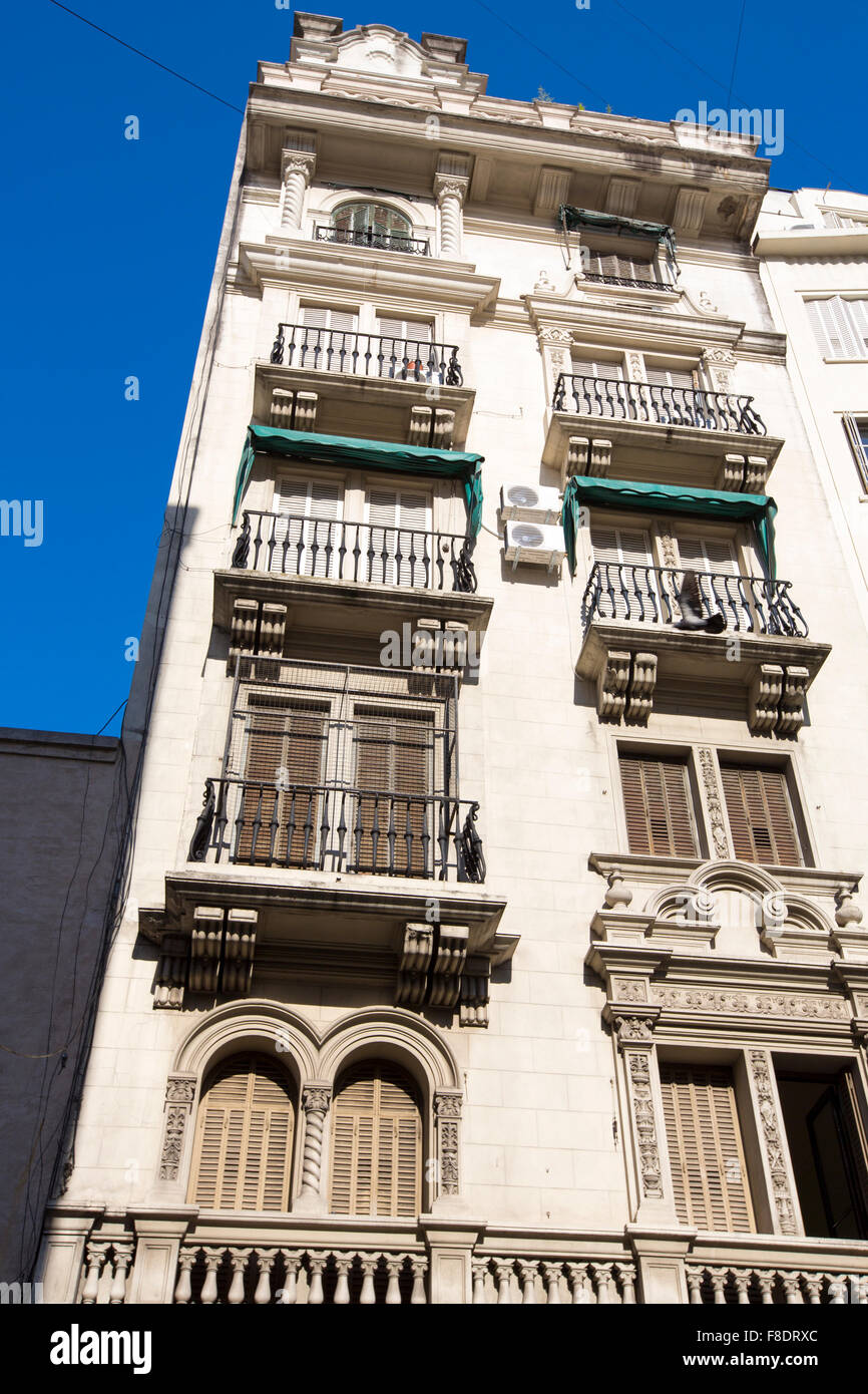 Vecchia facciata con cielo blu nel capitale di Buenos Aires Foto Stock