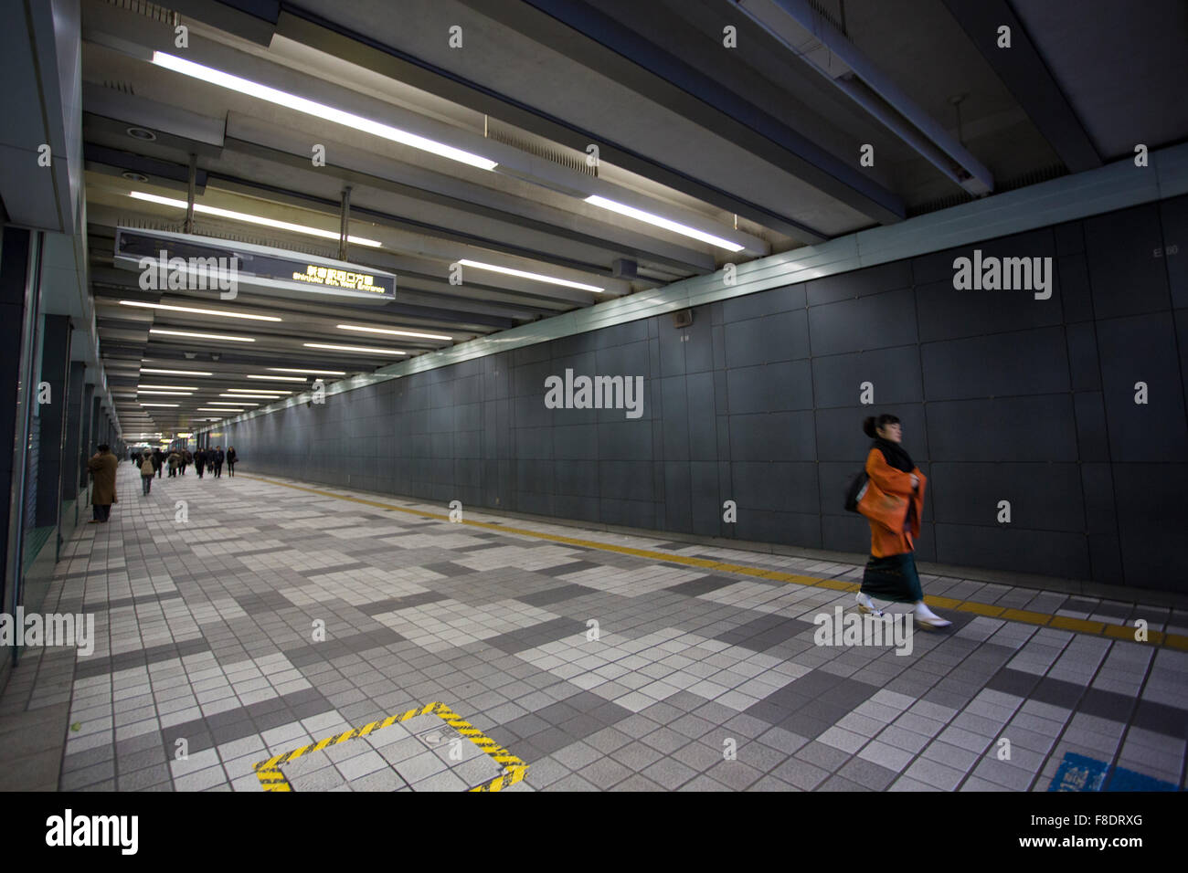 La Geisha a piedi nella metropolitana di Tokio Foto Stock