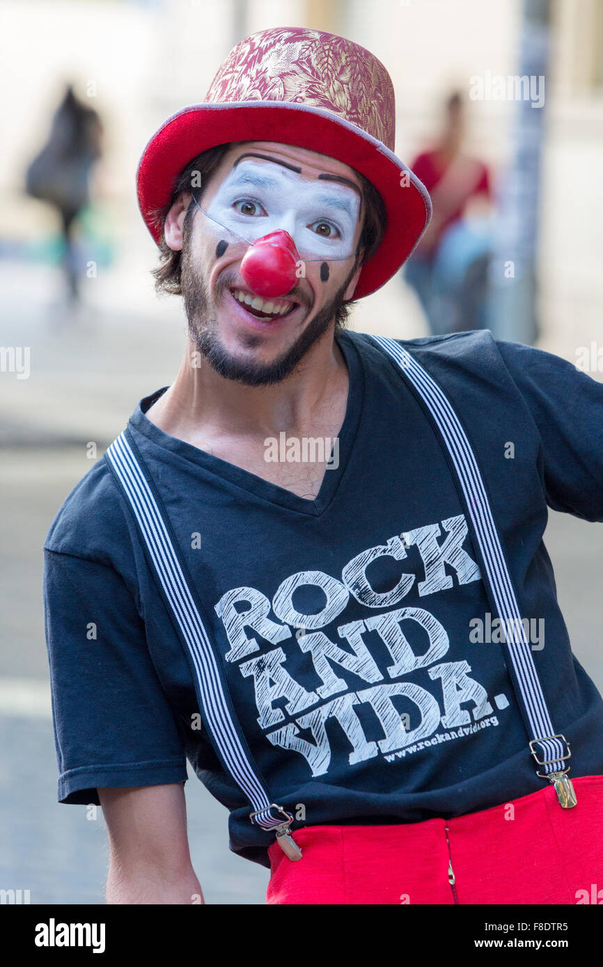 Clown esecuzione in strada per fornire informazioni contro l AIDS Foto Stock