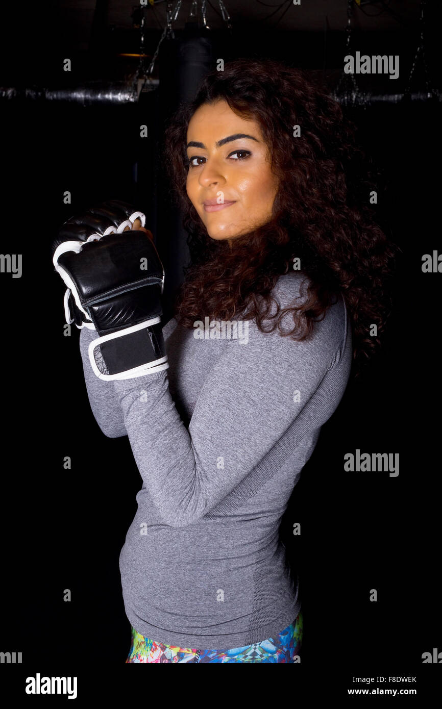 Giovane donna al boxing club Foto Stock