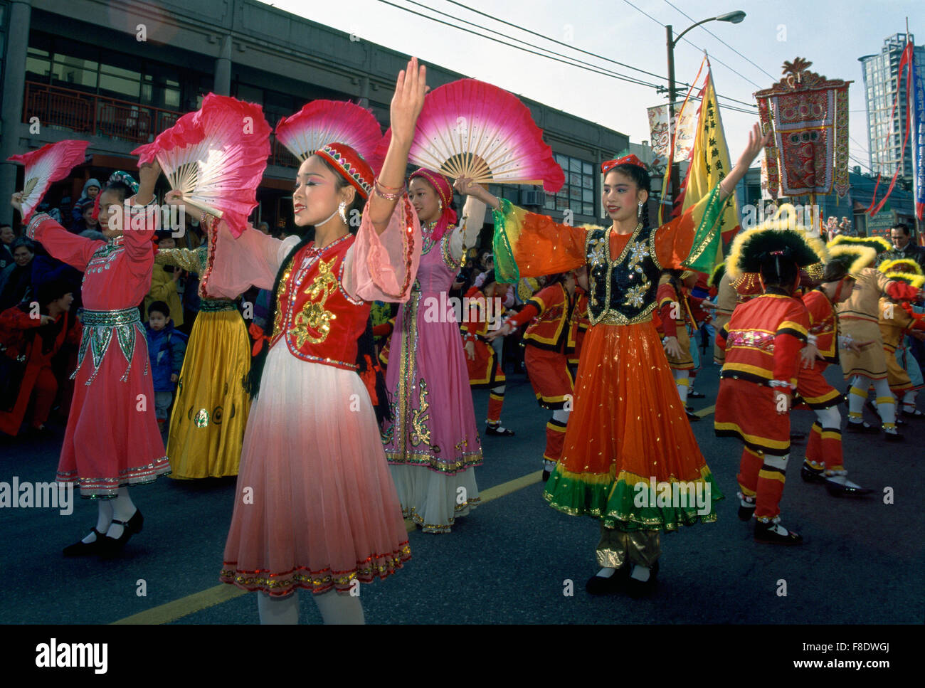 Anno Nuovo Cinese Parade Festival celebrazione, ballerini danzare con ventole - Chinatown, Vancouver, BC, British Columbia, Canada Foto Stock