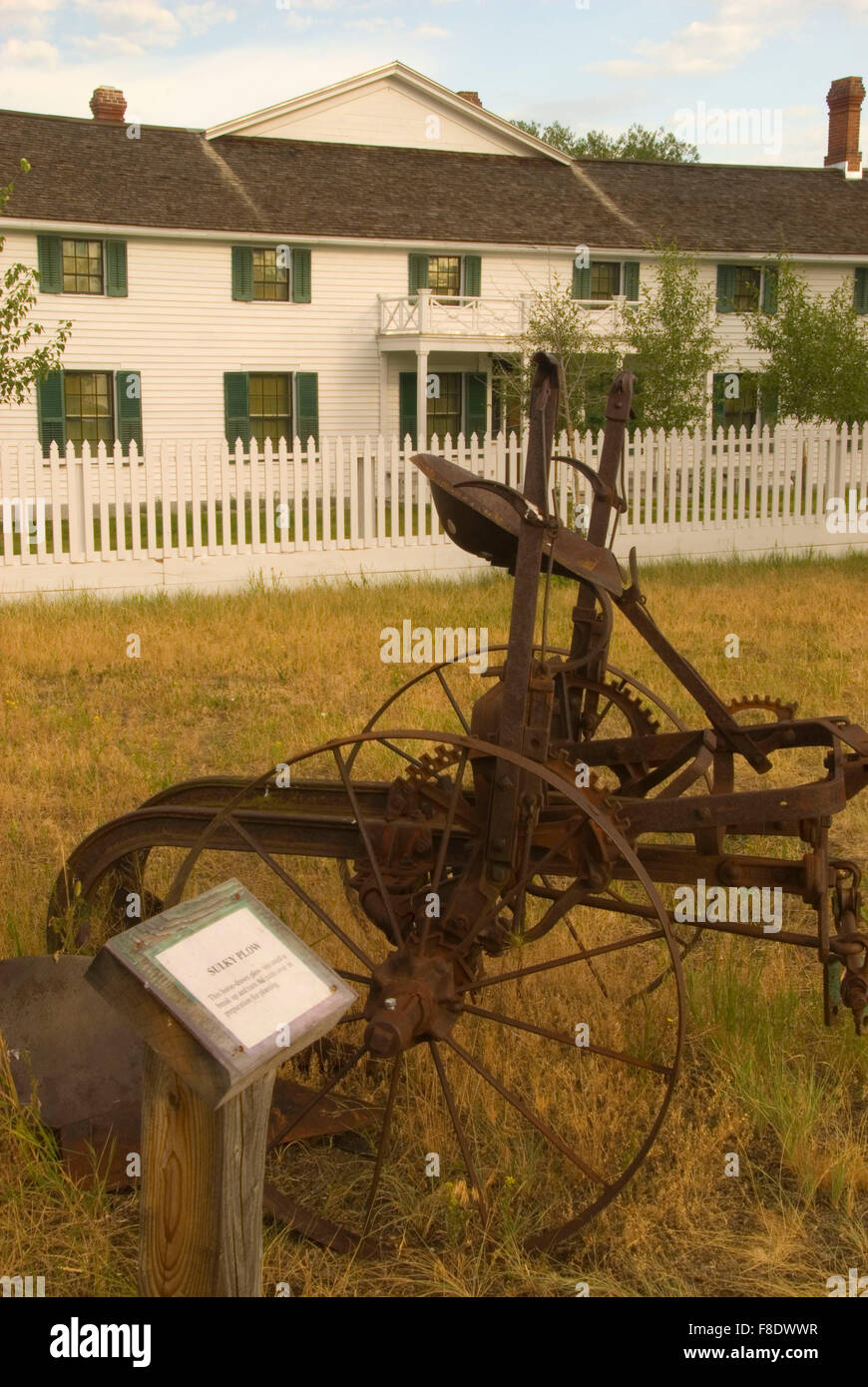 Sulky aratro con il Ranch House, Grant-Kohrs Ranch National Historic Site, Montana Foto Stock