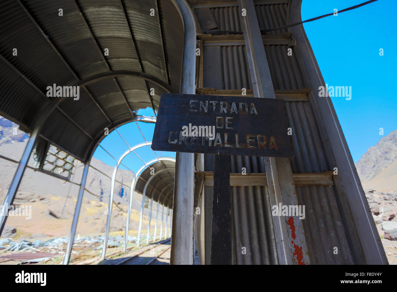 Abbandonata vecchia stazione ferroviaria, alla frontiera con l Argentina e Cile Foto Stock