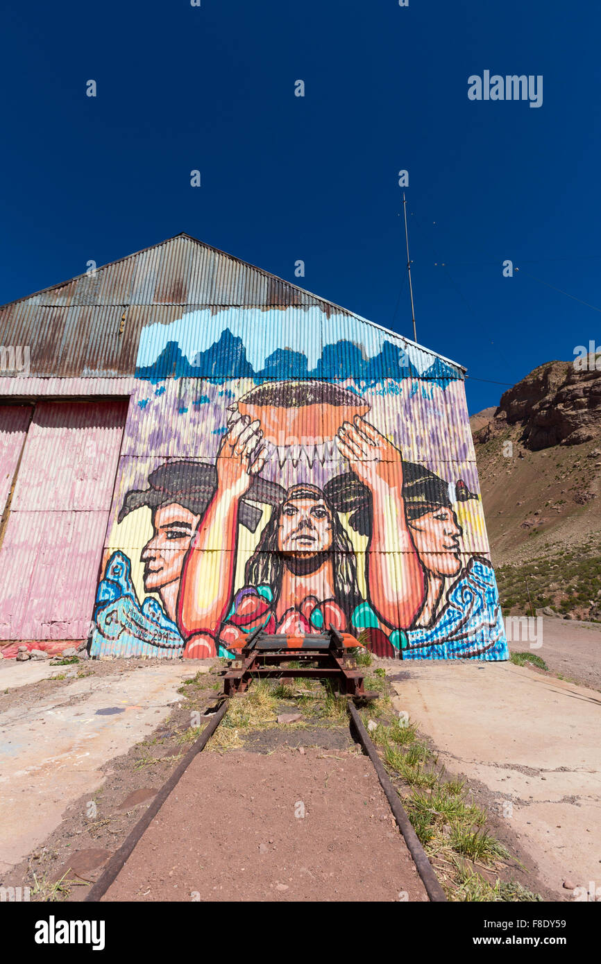 Vecchia stazione ferroviaria e Inca graffiti a Puente del Inca, Argentina Foto Stock