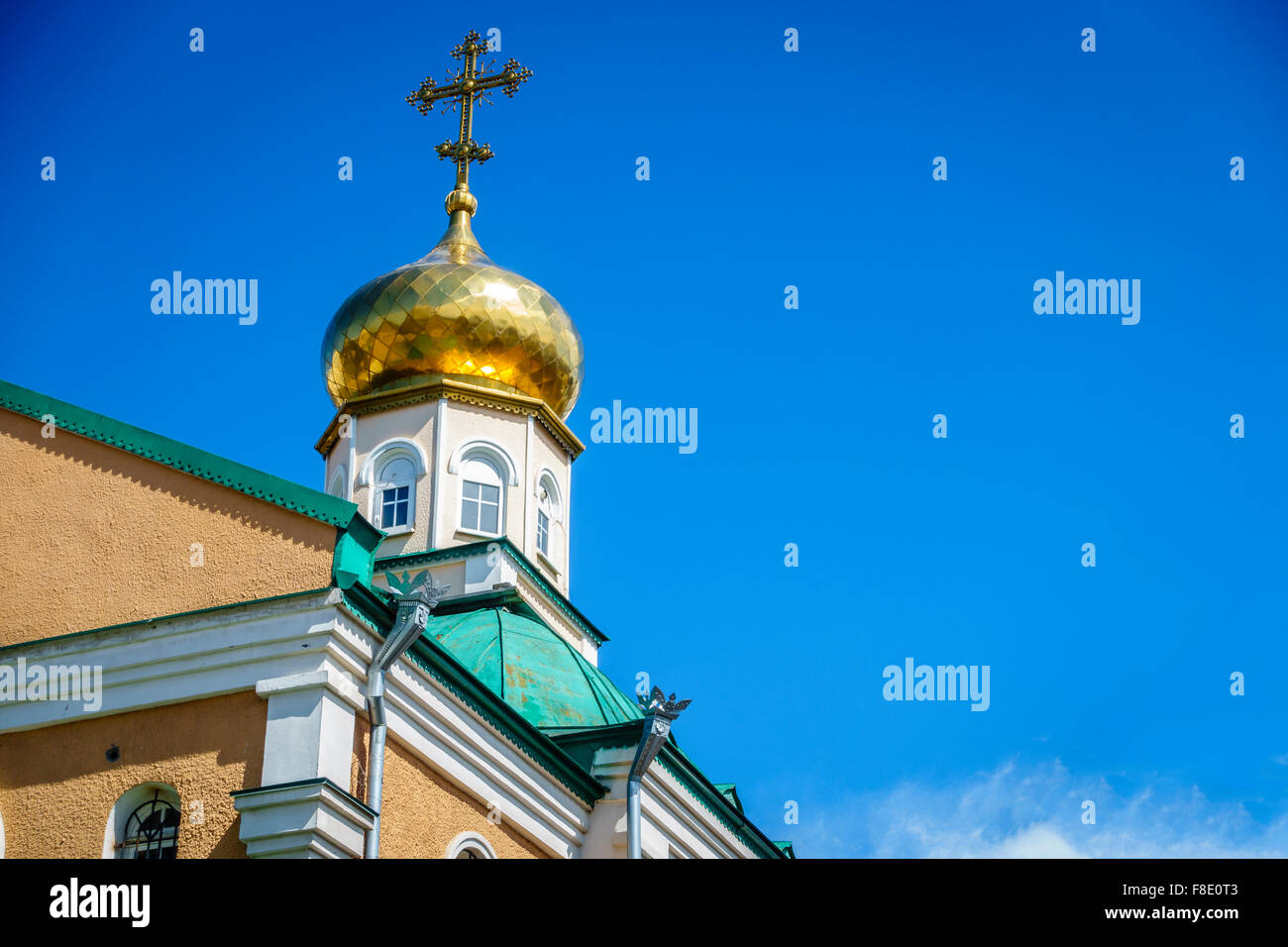 Classic placcato oro a cupola a cipolla di una chiesa ortodossa russa contro il cielo blu Foto Stock