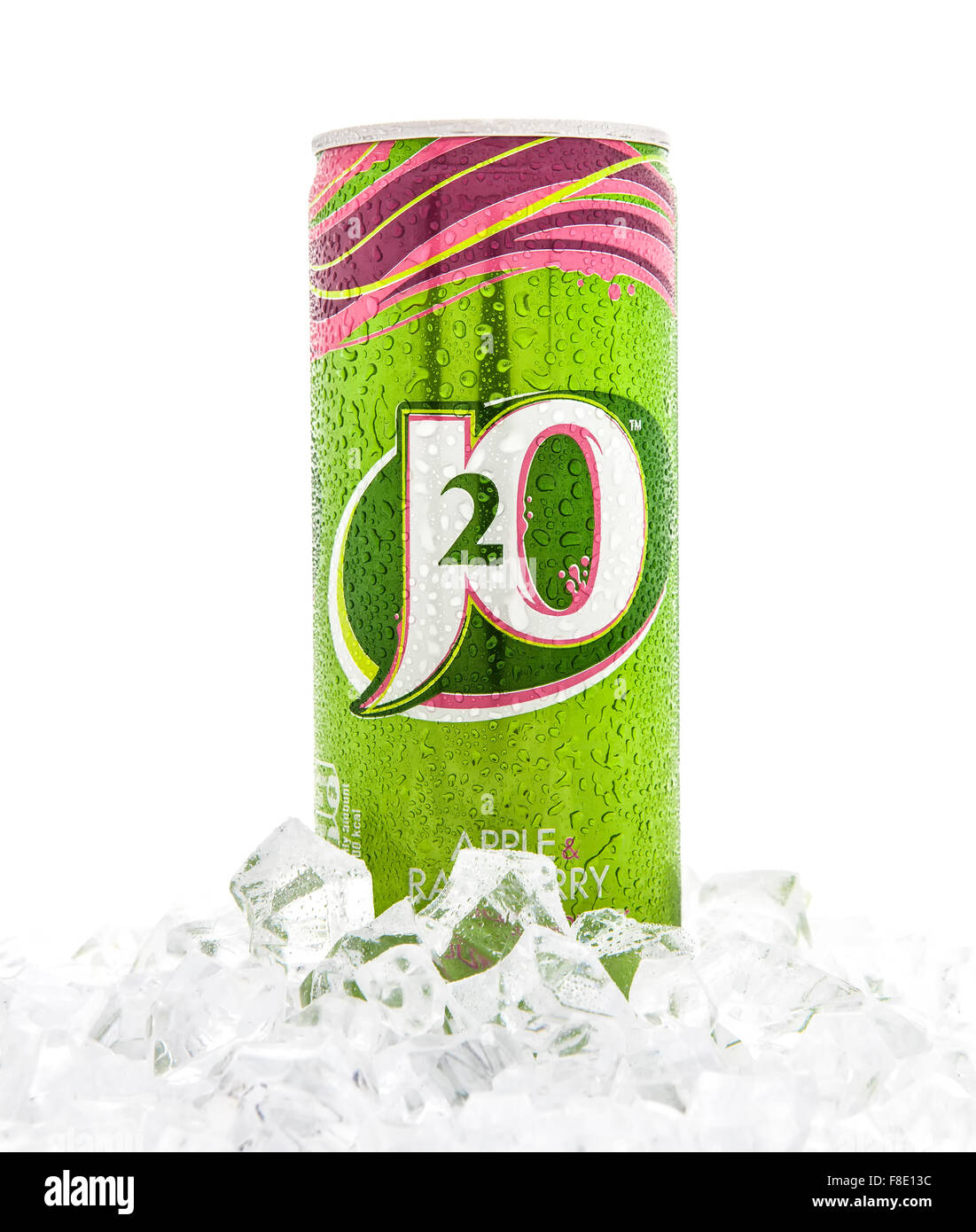 J2O Apple e lampone Drink sul ghiaccio su sfondo bianco Foto Stock