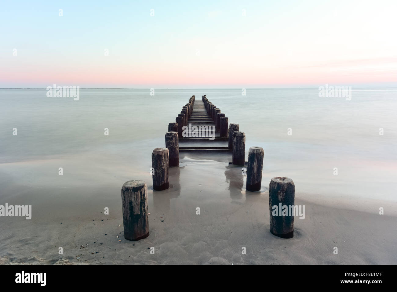 Molo lungo un tramonto spettacolare su Coney Island Beach a Brooklyn, New York. Foto Stock