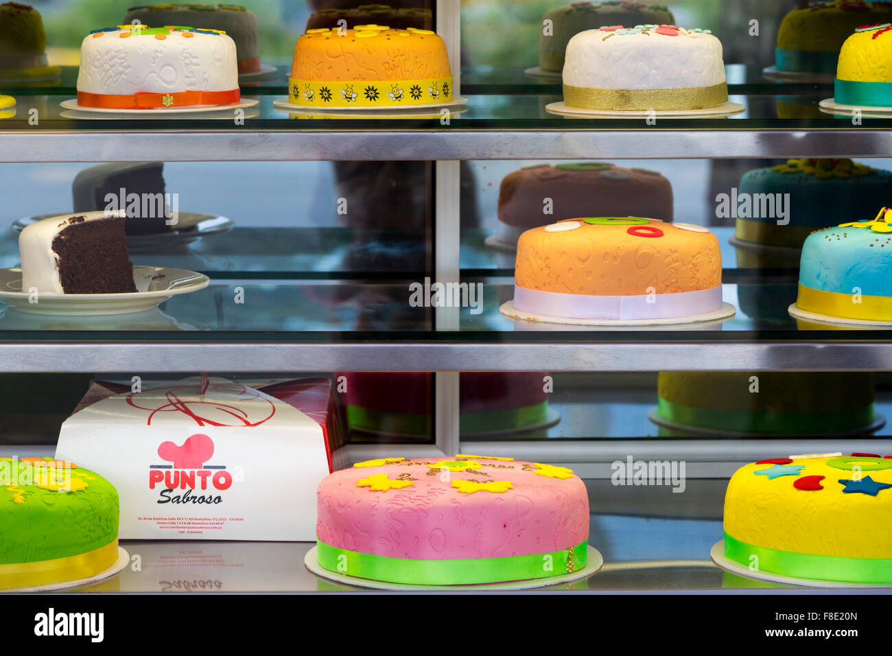 Colorate torte di compleanno a Bogotà, Colombia Foto Stock