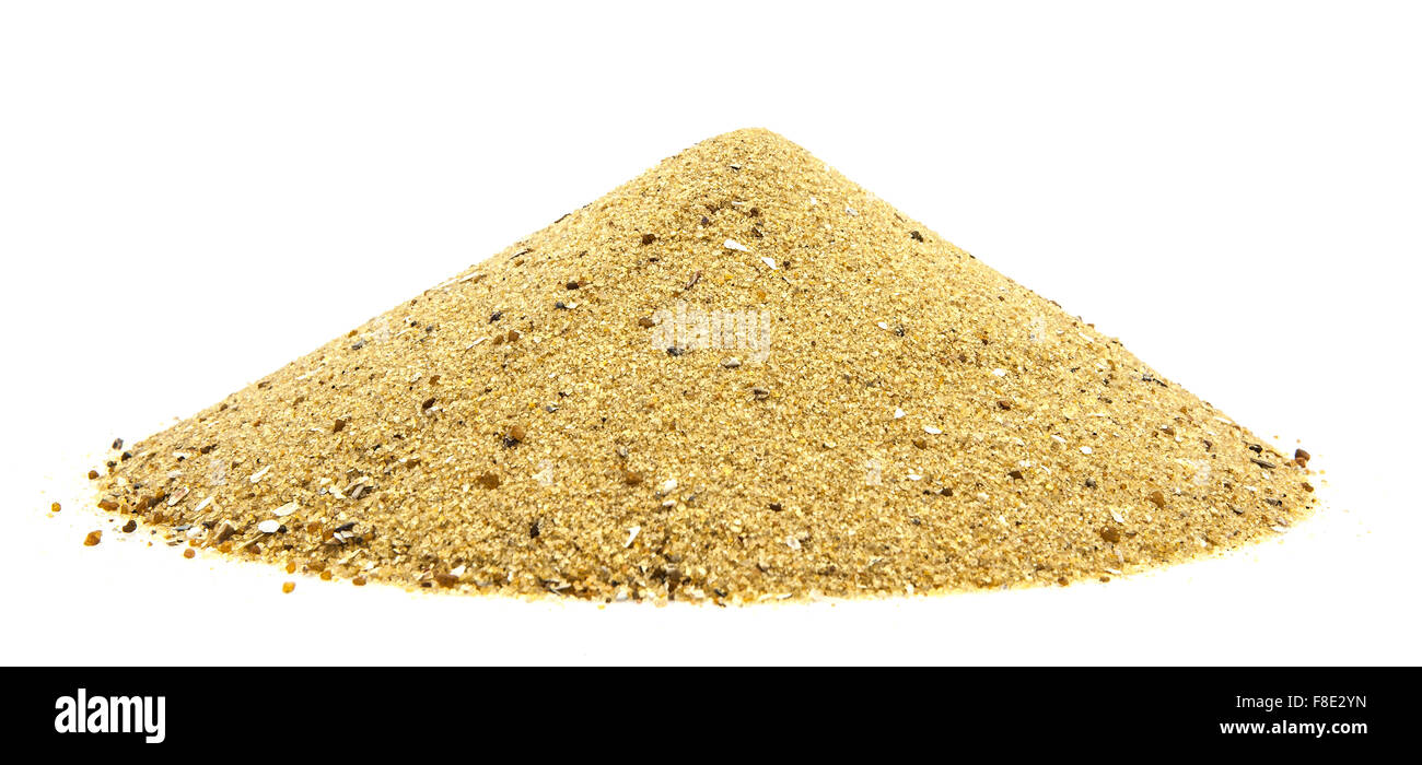 Pila di sabbia dorata isolato su bianco Foto Stock