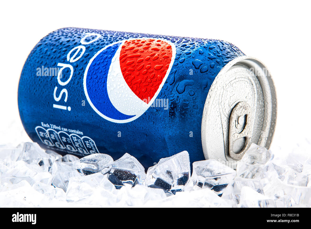 Può della Pepsi Cola su un letto di ghiaccio e sfondo bianco, Pepsi è una bevanda analcolica gassata produrre Foto Stock