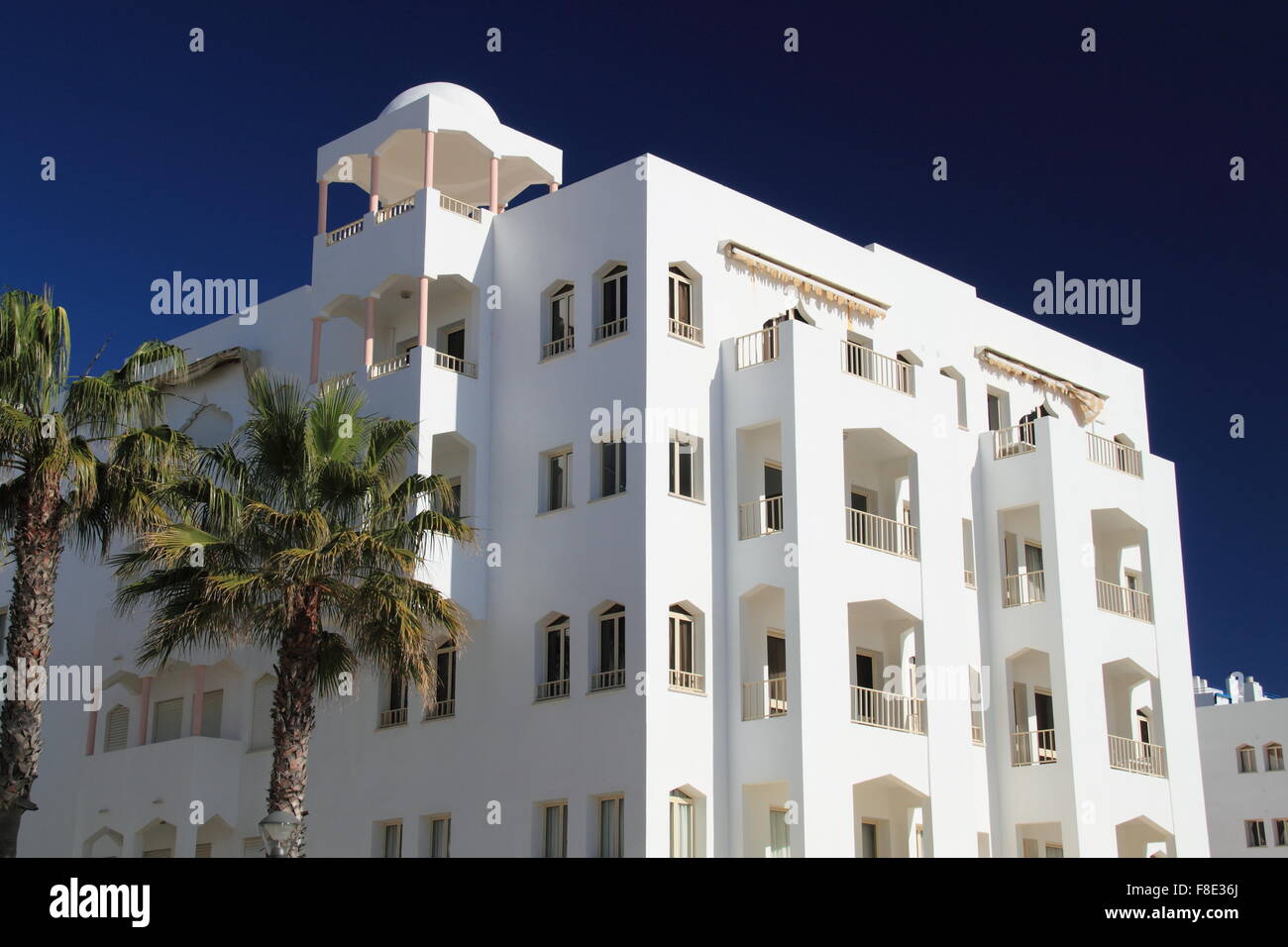 Moderna "oorish' architettura di stile, Quarteira lungomare, Avenida Infante de Sagres Algarve, Europa Foto Stock