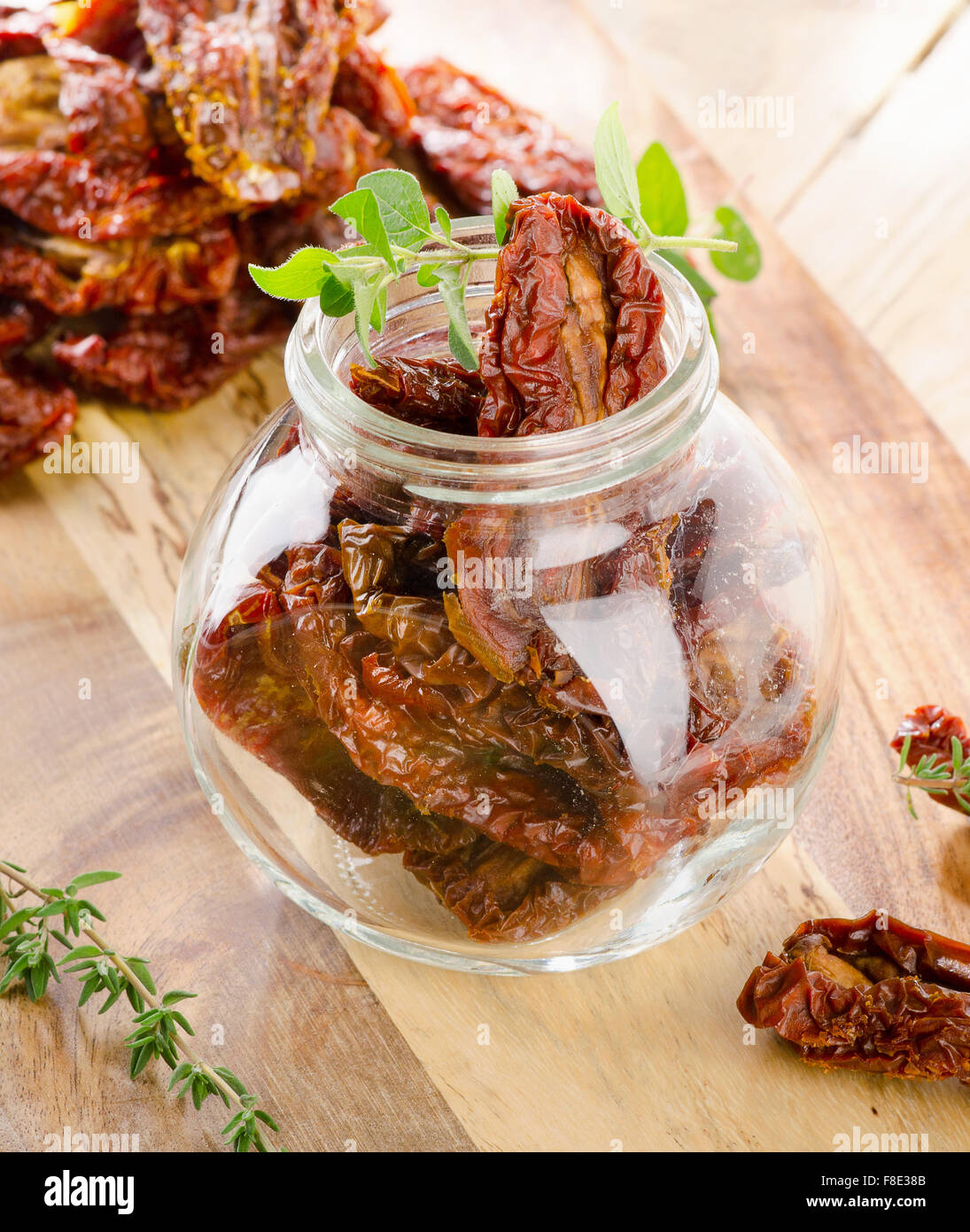 Sole italiano pomodori secchi in un barattolo di vetro su un tavolo di legno. Messa a fuoco selettiva Foto Stock