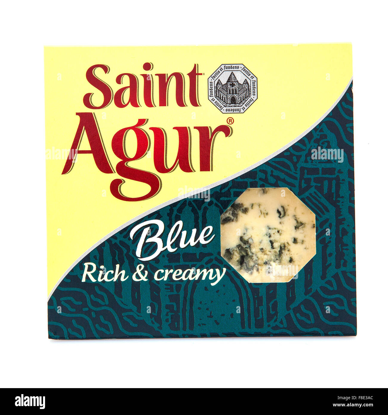 Saint Agur formaggio blu isolato su sfondo bianco, Saint Agur è un blu formaggio di latte vaccino pastorizzato Foto Stock