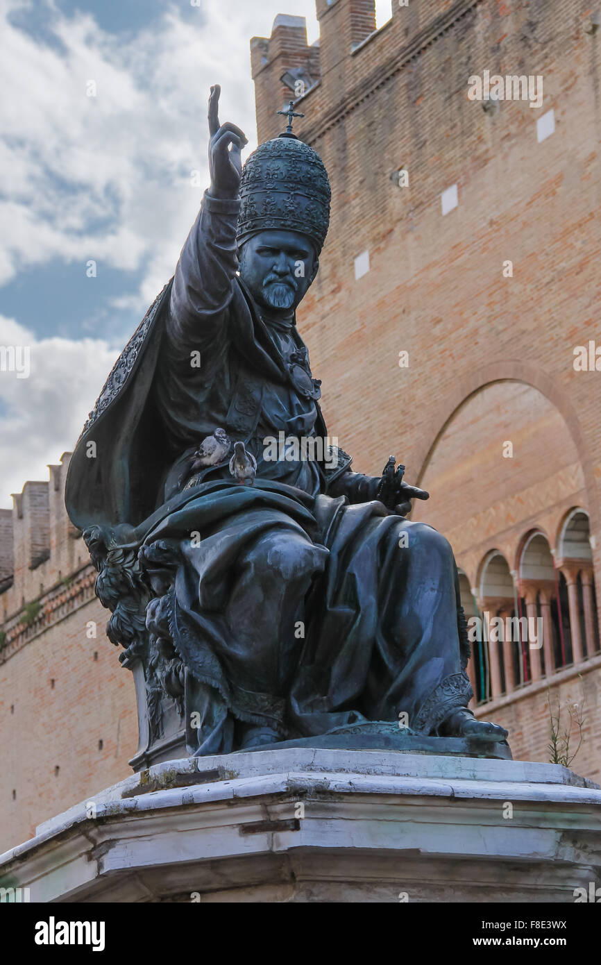 La statua di Papa Paolo V su piazza Cavour a Rimini, Italia Foto Stock