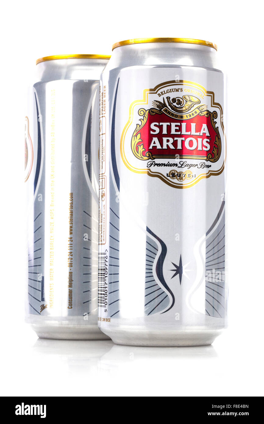 Le lattine di Stella Artois 5% birra lager isolato su uno sfondo bianco. Foto Stock