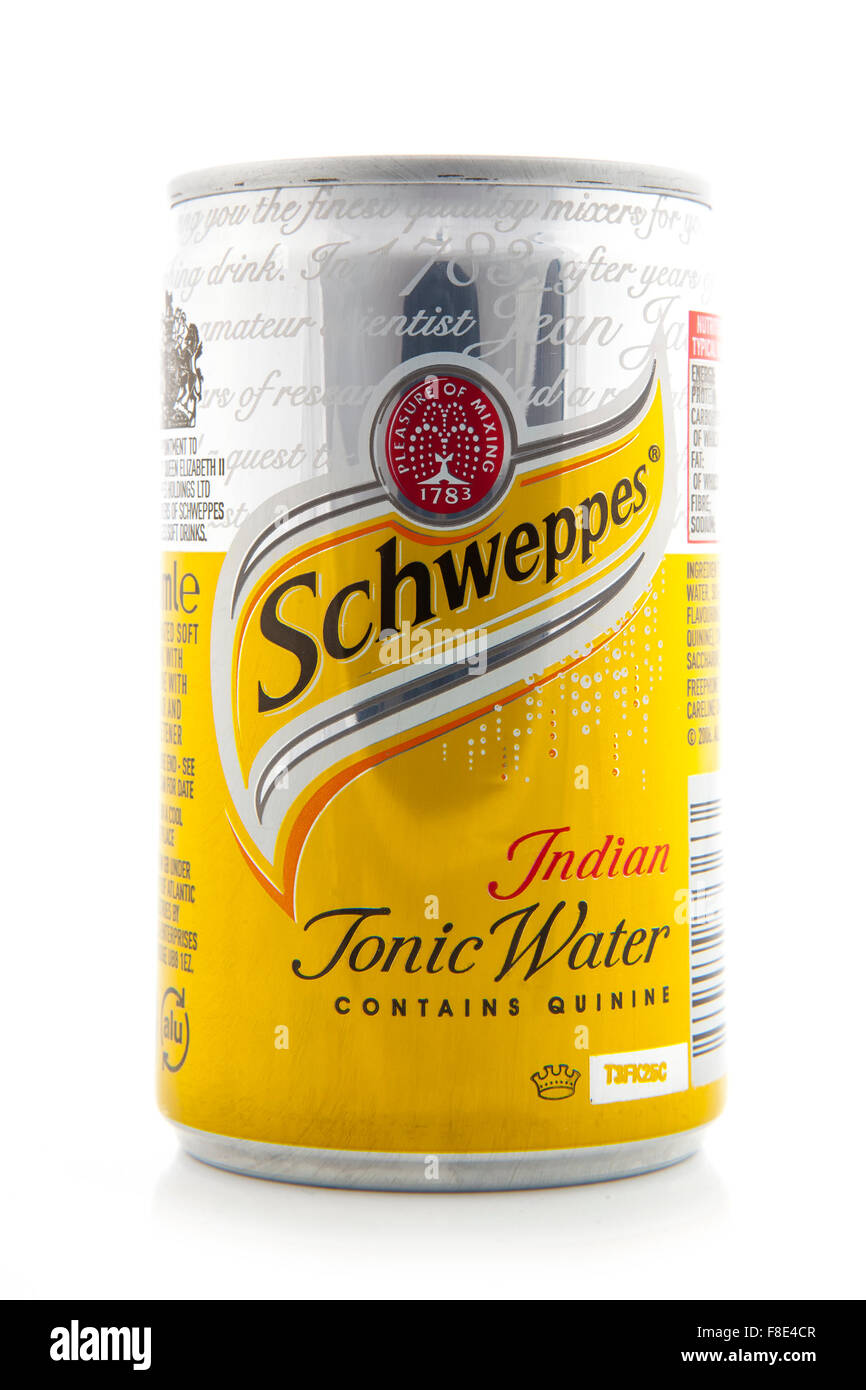 Possibile di Schweppes acqua tonica su sfondo bianco, acqua tonica è il più antico di soft drink nel mondo Foto Stock