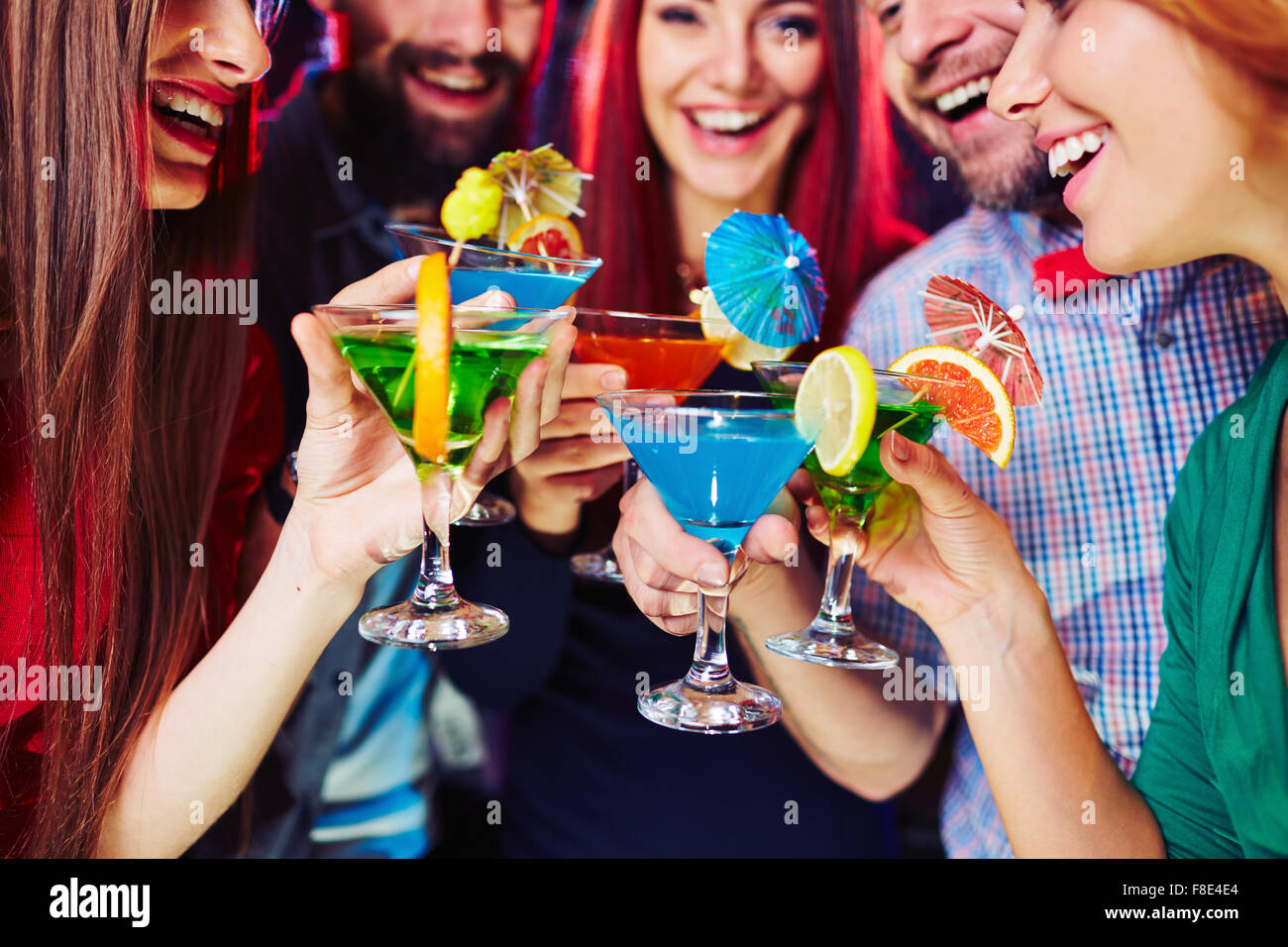 I giovani aventi il divertimento a parte con cocktail Foto Stock