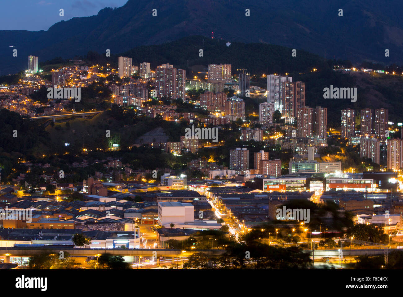 Paesaggio di Medellin di notte, Colombia Foto Stock
