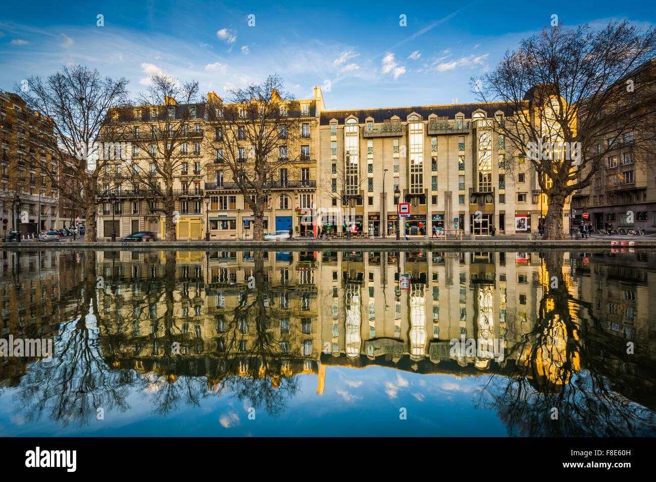 Gli edifici che riflettono in Canal Saint-Martin, a Parigi, Francia. Foto Stock