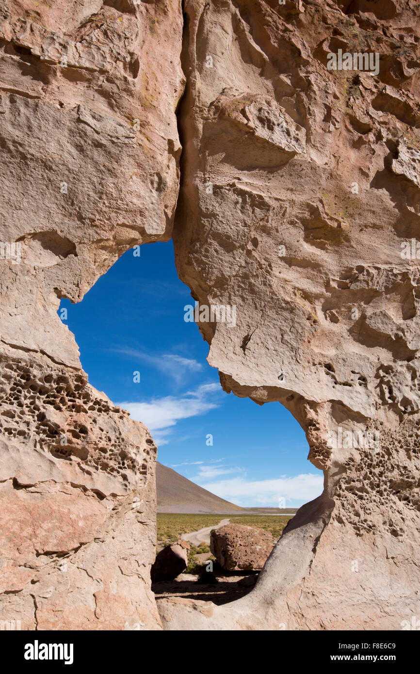 Geologico formazioni di roccia con la strana forma contro un cielo blu chiaro. Bolivia Foto Stock