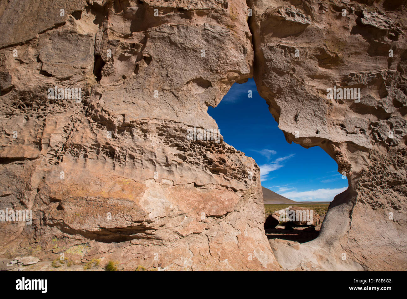 Geologico formazioni di roccia con la strana forma contro un cielo blu chiaro. Bolivia Foto Stock