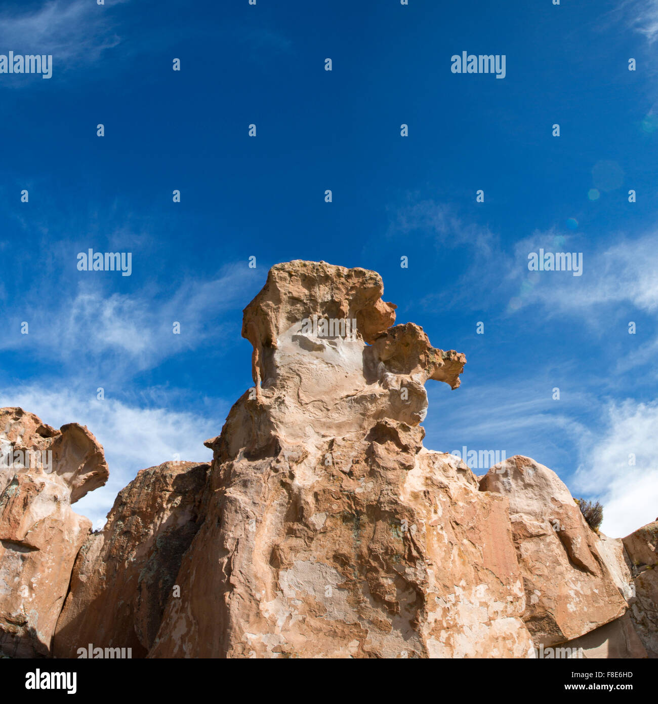 Geologico formazioni di roccia con la strana forma contro un cielo blu chiaro. Bolivia Foto Stock
