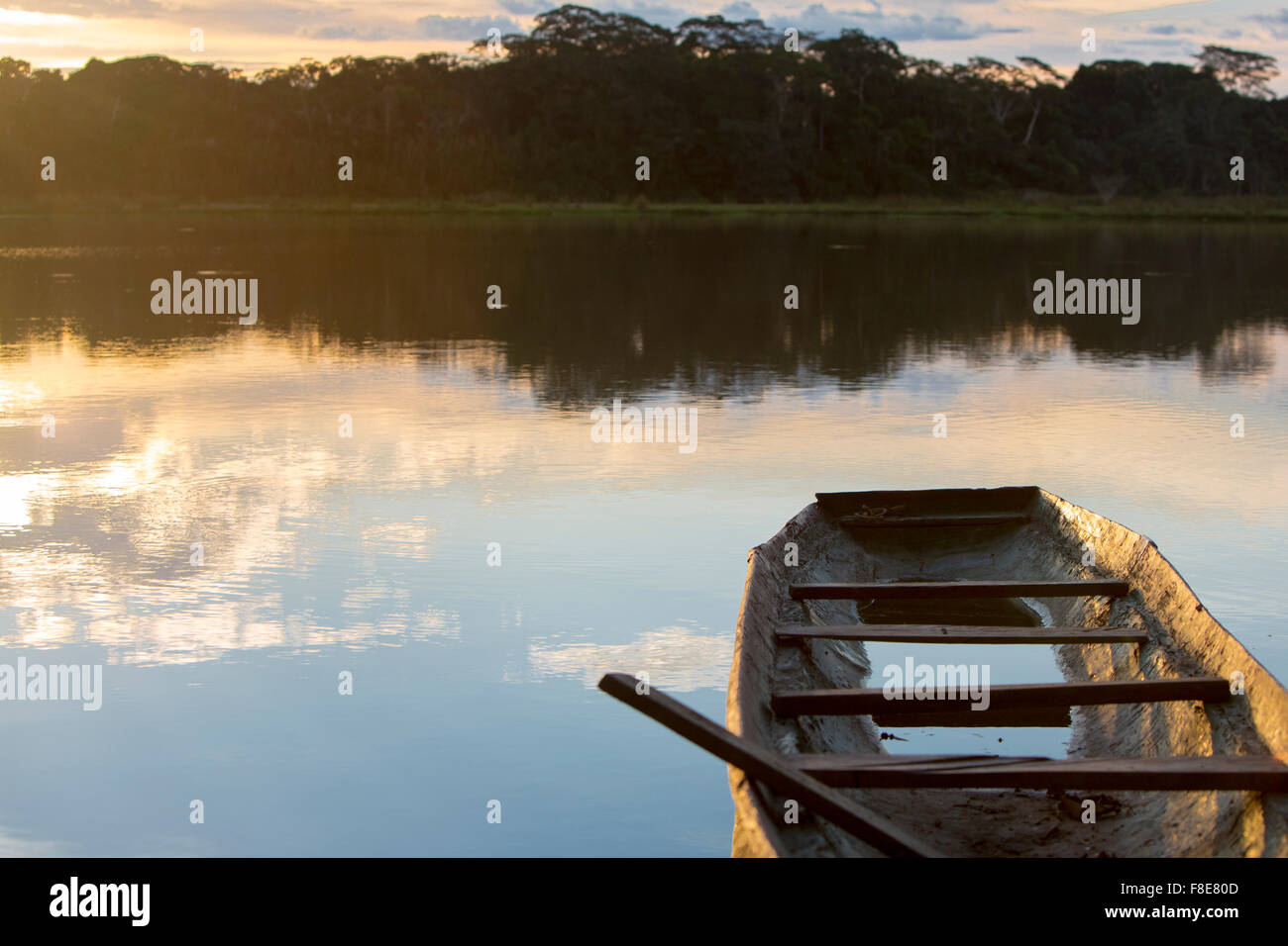 Tramonto spettacolare nella foresta amazzonica Nazionale Madidi parco con un lago e una canoa in primo piano. Rurrenabaque. Foto Stock