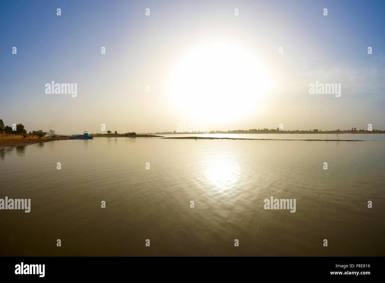 Vista pacifica del Delta del Niger al grande fiume in Mali con vintage old ferry lontano in background. Foto Stock