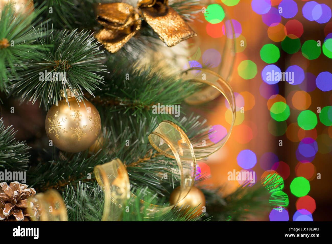 Albero di Natale sulla colorata sfocato sfondo luminoso Foto Stock