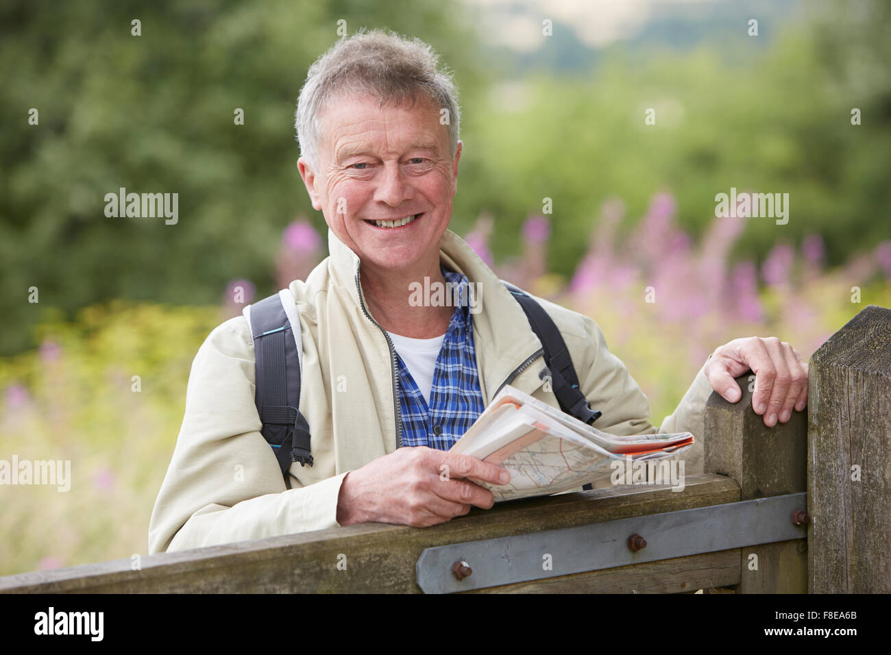 Uomo Senior escursionismo in campagna Foto Stock