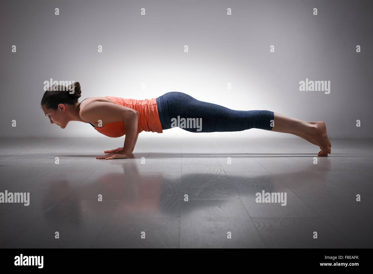 La donna le pratiche yoga asana Chaturanga Dandasana Foto Stock