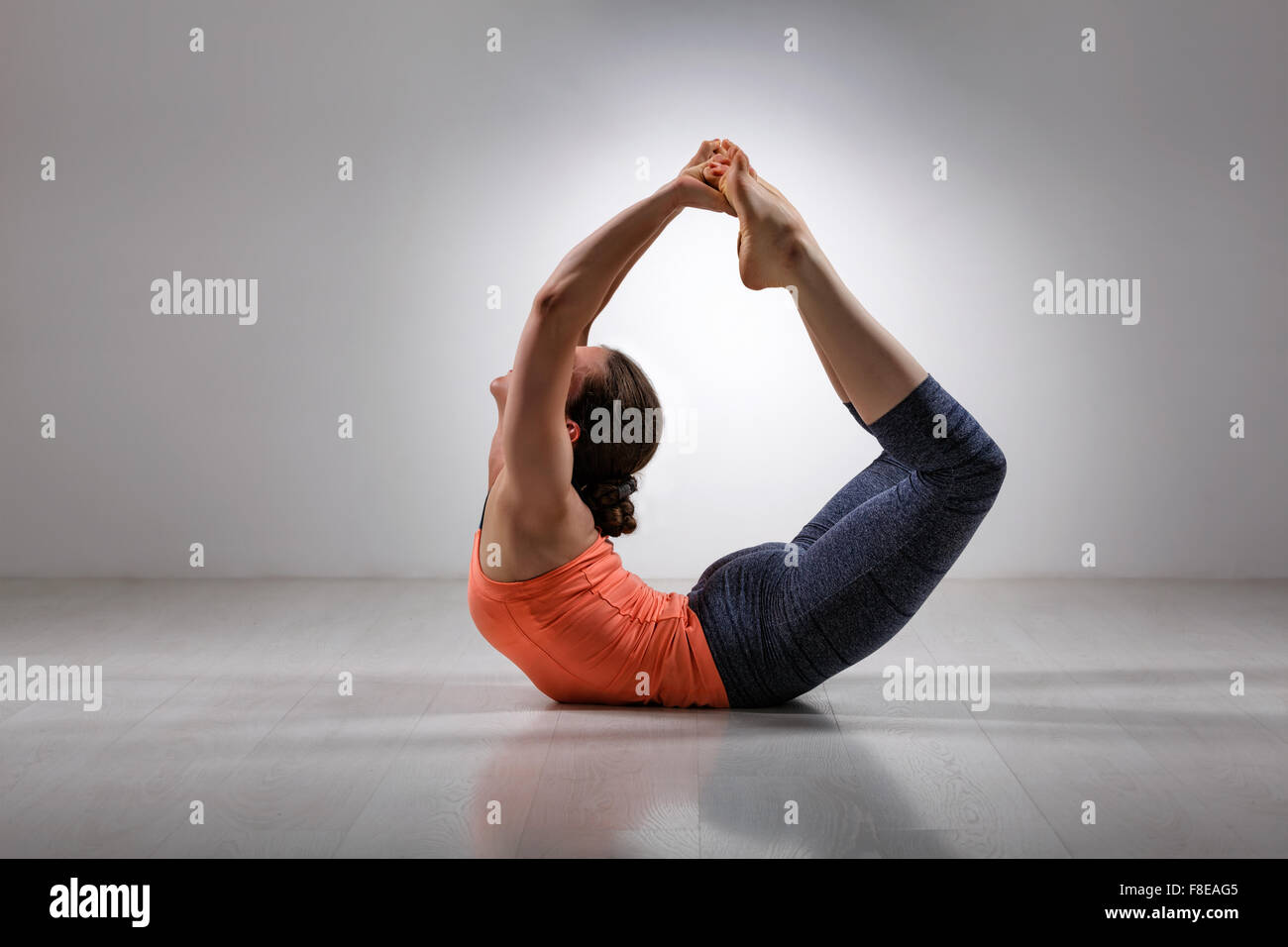 Montare sportivo donna le pratiche yoga asana Dhanurasana Foto Stock